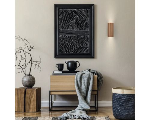 Espace de vie moderne avec banc en bois, applique murale texturée, graphique encadré et textiles dans une atmosphère ordonnée.