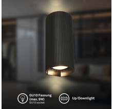 Applique cylindrique avec éclairage vers le haut et le bas, surface rainurée, douille GU10 maximum 9 watts, dans une pièce moderne.