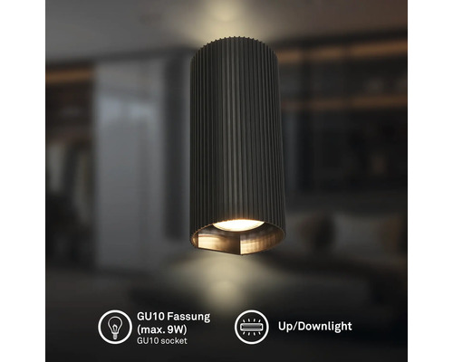Applique cylindrique avec éclairage vers le haut et le bas, surface rainurée, douille GU10 maximum 9 watts, dans une pièce moderne.