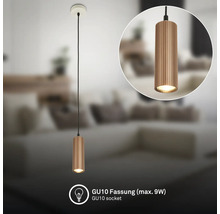 Suspension moderne avec abat-jour métallique cylindrique strié et douille GU10 pour maximum 9 Watts dans un salon lumineux et organisé.