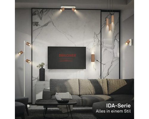 Salon moderne avec luminaires de la série IDA de Briloner : lampadaire, spot de plafond, suspension et appliques murales en aspect bois.