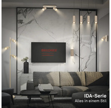 Salon moderne avec canapé gris, mur en marbre et divers luminaires de la série IDA de Briloner comme un lampadaire, des plafonniers et des suspensions.