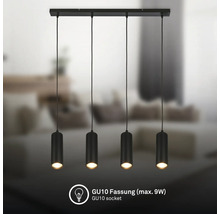 Suspension à 4 lampes en noir avec abat-jour cylindriques nervurés au-dessus d'un canapé. Douille GU10, maximum 9 watts.