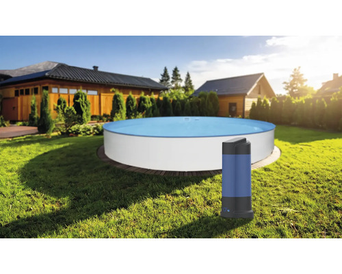 Piscine ronde blanche dans un jardin ensoleillé avec un chauffage de piscine au premier plan sur la pelouse.