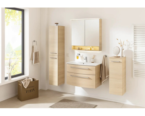 Ensemble de meubles de salle de bains moderne en aspect bois clair avec meuble sous-lavabo, armoire de toilette et deux armoires suspendues.