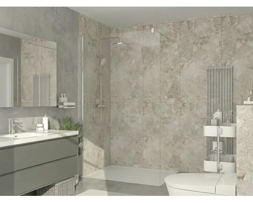 Modernes, helles Badezimmer mit begehbarer Dusche aus Glas, großformatigen Fliesen in Natursteinoptik, Waschtisch mit Spiegel und Designheizkörper.