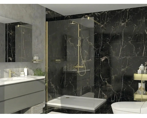 Salle de bains moderne avec douche à l'italienne, robinetterie dorée, paroi en verre, carrelage effet marbre noir et meuble vasque gris.