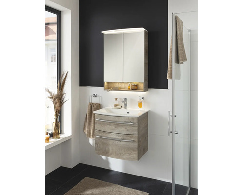 Salle de bains moderne avec meuble sous-lavabo aspect bois, lavabo en céramique, armoire de toilette avec éclairage et cabine de douche en verre.