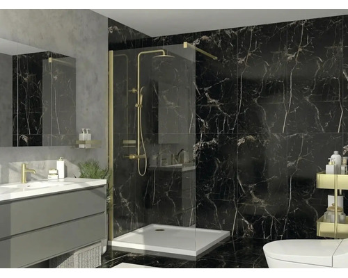 Salle de bains avec douche à l'italienne, marbre noir, robinetterie dorée, meuble sous-lavabo gris et receveur de douche blanc.