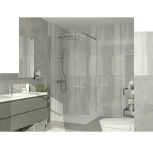Salle de bains moderne avec douche à l'italienne en verre, panneaux muraux aspect bois gris, meuble sous-vasque gris et WC blanc.