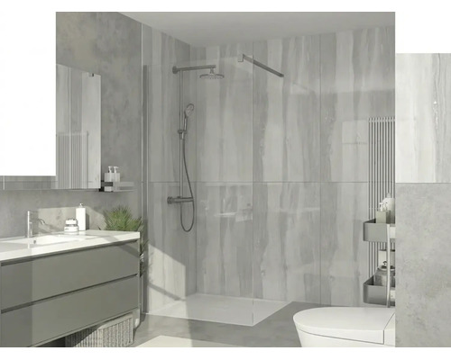 Salle de bains moderne avec douche à l'italienne en verre, panneaux muraux aspect bois gris, meuble sous-vasque gris et WC blanc.