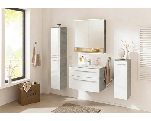 Helles Badezimmer mit Badmöbelset in Weiß Hochglanz und grauer Holzoptik, bestehend aus Waschtisch, Spiegelschrank, Hochschrank und Beischrank.