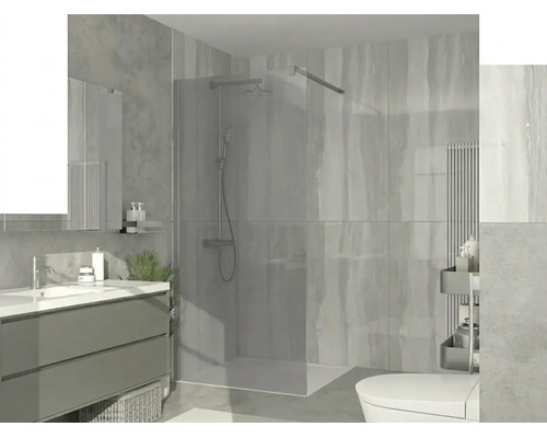 Modernes Badezimmer mit begehbarer Glasdusche, grauem Waschtisch mit weißem Waschbecken und hellgrauen Wandfliesen. Hell und organisiert.