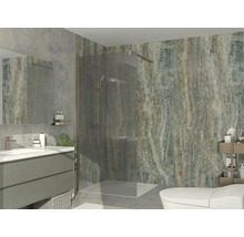 Modernes Badezimmer mit begehbarer Dusche, Glastrennwand, Waschtisch mit weißem Waschbecken, Wandpaneelen in Steinoptik und weißem WC.