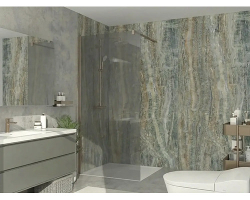 Modernes Badezimmer mit begehbarer Dusche, Glastrennwand, Waschtisch mit weißem Waschbecken, Wandpaneelen in Steinoptik und weißem WC.
