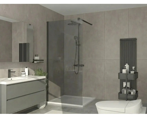 Modernes Badezimmer mit Walk-In-Dusche aus Rauchglas, schwarzem Duschsystem, grauem Waschtischunterschrank und passendem Heizkörper.