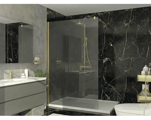 Modernes Badezimmer mit Glas-Walk-in-Dusche, goldfarbenen Profilen, schwarzen Marmorfliesen und grauem Waschtisch mit goldener Armatur.