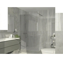 Modernes, helles Badezimmer mit begehbarer Glasdusche, grauem Waschtischunterschrank und Wandfliesen in Natursteinoptik.