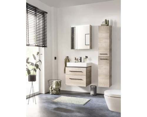 Helles Badezimmer mit Badmöbelset in Holzoptik, bestehend aus Waschbeckenunterschrank, Waschtisch, Spiegelschrank und Hochschrank.