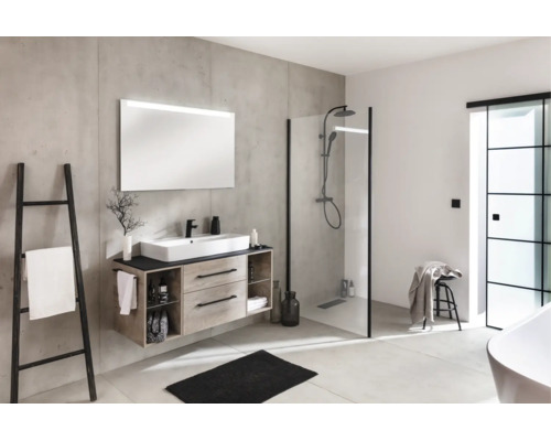 Modernes Badezimmer mit Waschtisch in Holzoptik, Aufsatzwaschbecken, LED-Spiegel, Walk-In Dusche und Betonwand.