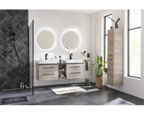 Modernes helles Badezimmer mit Doppelwaschtisch in Holzoptik, schwarzen Armaturen, runden Leuchtspiegeln und Dusche mit dunklen Fliesen.