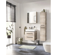 Helles Badezimmer mit Badmöbelset in Holzoptik, bestehend aus Waschbeckenunterschrank, Waschtisch, Spiegelschrank und Hochschrank.