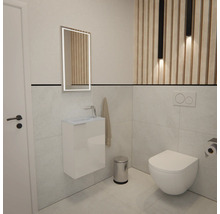 Moderne Gästetoilette mit wandhängender Toilette, Waschtischunterschrank, beleuchtetem Spiegel, hellgrauen Fliesen und Holzwandpaneelen mit Licht.