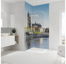 Salle de bain lumineuse avec douche de plain pied, paroi en verre et panneau mural décoratif avec motif urbain de la cathédrale de Magdebourg.