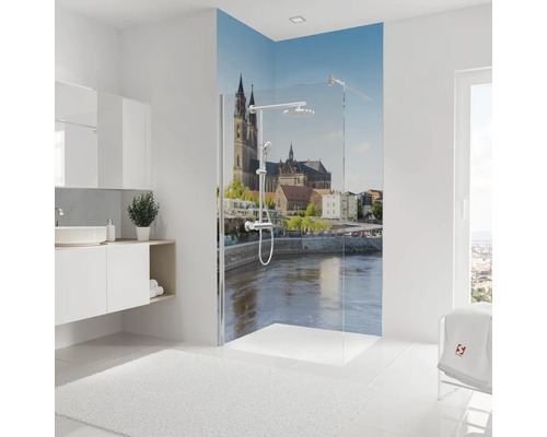 Salle de bains moderne avec douche en verre et paroi de douche avec motif photo de la cathédrale de Magdebourg au bord de l'Elbe.