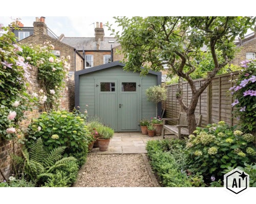 Un abri de jardin en bois vert avec double porte dans un jardin verdoyant avec allée pavée, clôture, arbre et banc en bois. (Image AI modified or generated)