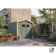 Abri de jardin en bois avec porte double et fenêtres dans un jardin sur un lit de gravier avec une terrasse en bois adjacente. (Image AI modified or generated)