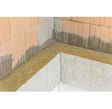Panneaux d'isolation en laine minérale sur un mur en briques pour l'isolation thermique.