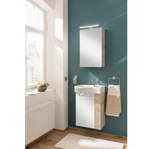 Ensemble de salle de bains avec meuble sous-lavabo blanc et bois, lavabo en céramique et armoire de toilette éclairée.