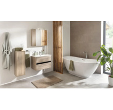 Modernes, helles Badezimmer mit freistehender Badewanne, wandhängendem Waschtischunterschrank in Holzoptik und passendem Spiegelschrank.