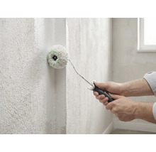Utilisation d'un rouleau d'angle pour peindre un mur intérieur.