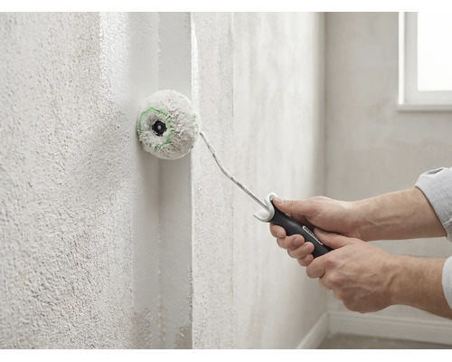 Utilisation d'un rouleau d'angle pour peindre un mur intérieur.