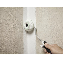 Rouleau d'angle utilisé pour peindre un angle intérieur sur un mur texturé.
