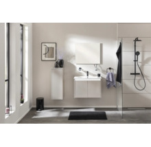 Modernes Badezimmer mit Waschtischunterschrank, Spiegel, Hochschrank und Duscharmatur. Hell, geräumig und minimalistisch eingerichtet.