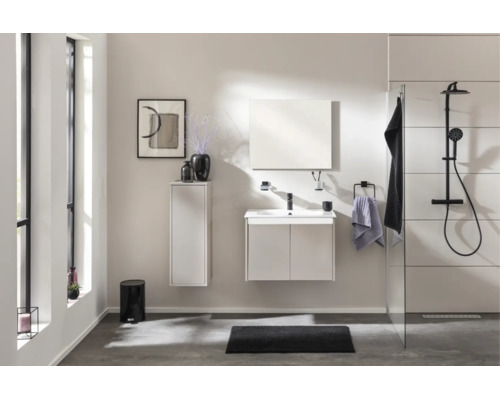 Modernes Badezimmer mit Waschtischunterschrank, Spiegel, Hochschrank und Duscharmatur. Hell, geräumig und minimalistisch eingerichtet.