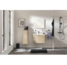 Modernes Badezimmer mit Waschtischunterschrank in Holzoptik, weißem Waschbecken, passendem Hochschrank, Spiegel und schwarzem Dusch system.