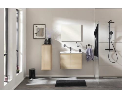 Modernes Badezimmer mit Waschtischunterschrank in Holzoptik, weißem Waschbecken, passendem Hochschrank, Spiegel und schwarzem Dusch system.