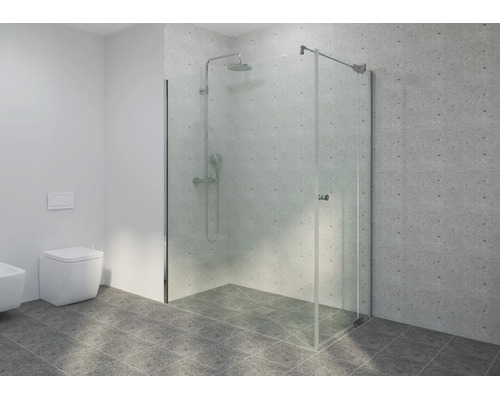 Begehbare Dusche mit Glaswand, Duschsystem mit Regendusche und Handbrause in einem modernen Badezimmer mit grauen Fliesen.