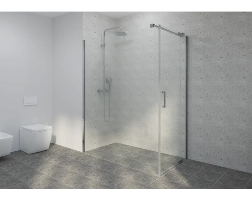 Douche à l'italienne en verre avec robinetterie chromée dans une salle de bains carrelée moderne à côté d'une toilette suspendue.