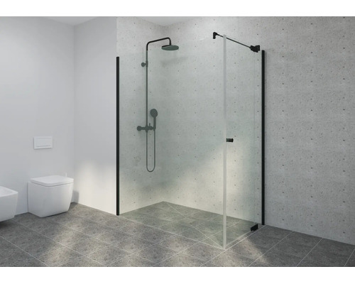 Modernes Badezimmer mit begehbarer Glasdusche, schwarzen Profilen und Armaturen, grauen Fliesen und wandhängendem WC.