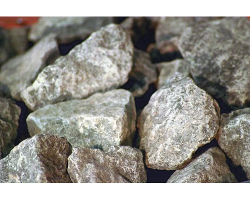 Pierres de sauna grises, rugueuses et anguleuses en pierre naturelle pour poêle de sauna.