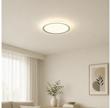 Runde LED-Deckenleuchte in einem hellen, modern eingerichteten Wohnzimmer mit minimalistischem Design.