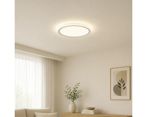 Plafonnier LED rond et plat dans un salon minimaliste et lumineux avec des meubles en bois et de la décoration.