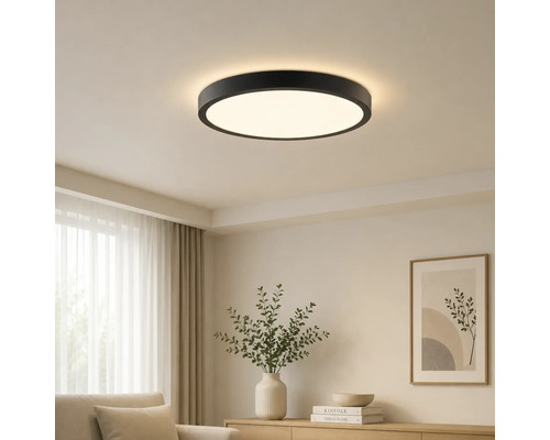 Plafonnier LED rond moderne avec cadre noir dans un salon lumineux.