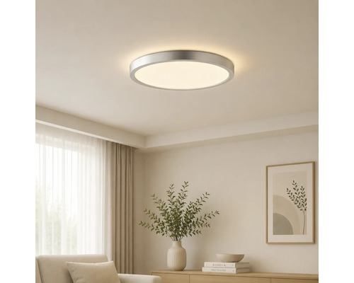 Runde LED-Deckenleuchte mit Metallrahmen, montiert an einer hellen Zimmerdecke in einem modern eingerichteten Wohnzimmer.
