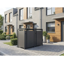 Cache-poubelle en métal pour trois conteneurs devant une maison moderne avec façade en bois et cour pavée.